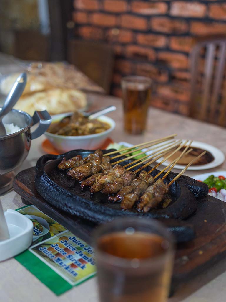 Sate 46: Rasa Legenda yang Menggigit di Jantung Cilacap